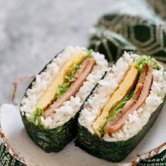 Chỉ một vài nguyên liệu đơn giản cùng với chút khéo léo là các mẹ đã làm ra được một món cơm nắm ngon đến khó cưỡng cho các bé rồi đấy. Còn chờ gì mà không cùng lưu lại công thức nhỉ? Cơm nắm trứng thịt nguội với vị cơm mềm dẻo cùng thịt nguội mằn mặn, trứng béo bùi ăn rất ngon miệng nha.