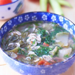 Múc canh dưa chua nấu tép ra chén dùng nóng.