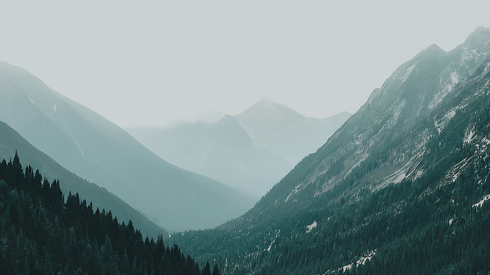 AI 생성 이미지: 금융결제 API 게이트웨이에 ML 기반 지연예측 경보