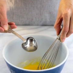 Bạn tách lòng đỏ trứng cho vào bát, dùng cây đánh bột đánh tan, tiếp theo cho nước cốt chanh vào, tiếp tục đánh, sau đó là bột ớt, muối, mù tạt (nếu nhà bạn có trẻ em thì bỏ qua bột ớt nhé), tiếp tục đánh đều.