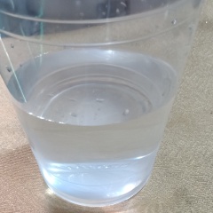 Cho nồi lên bếp đun nóng cho 2 muỗng canh dầu ăn vào đun cùng với 20gr hành tím băm còn lại vào phi thơm. Sau đó cho phần thịt đã ướp vào xào cho săn thịt. Khi thịt săn cho tiếp phần nước dừa vào trộn đều phần thịt lên.