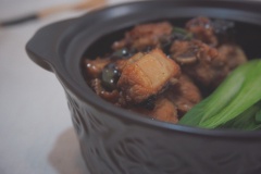 Bày trí sườn non rim mặn ngọt thơm ngon ra tô, dùng với cơm trắng kèm với ít rau cải luộc rất ngon miệng nhé. Những lúc nhà mình thấy nhạt miệng là mình sẽ triển ngay cách kho sườn non mặn ngọt này để đổi mới khẩu vị. Đảm bảo nồi cơm sẽ nhanh chóng sạch sành sanh ngay thôi.