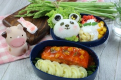 Bento ca hồi xốt xoài chua ngọt thơm ngon vừa cung cấp đạm vì bổ sung Omega-3 giúp bé sáng mắt. Kết hợp cùng khoai tây nghiền và băng tây giàu dinh dưỡng. Tráng miệng cung cấp đầy đủ vitamins cần thiết từ trái câu và sữa chua. Phần cơm đơn giản nhưng lại đầy đủ năng lượng sẽ làm bé vô cùng phấn khích đây. Chúc các bạn thành công.