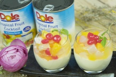 Khoảng 2 giờ thì Panna cotta sẽ đông lại, khi đó bạn cho các loại trái cây yêu thích lên trên, có thể dùng trái cây nhiệt đới của Dole vừa đầy đủ các loại trái cây vừa rất thích hợp để dùng chung với Panna cotta vani.