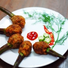 Bày trí ra đĩa và thưởng thức cùng tương ớt.
