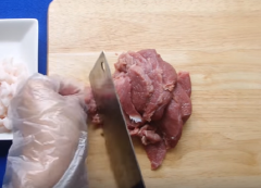200gr thịt thăn bò cắt nhỏ rồi băm nhuyễn cùng với 50gr mỡ heo. Băm nhuyễn 3 tép tỏi và 1/4 củ hành tây để ướp với thịt bò, ướp cùng hạt nêm, tiêu, muối và nước tương.