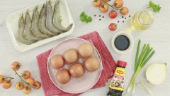 Tôm mua về rửa sạch, bóc vỏ, bỏ đầu, lấy chỉ lưng. Băm nhỏ 15gr tôm lột và cắt hạt lựu 20gr cà chua. Sau đó bắc chảo lên bếp, làm nóng chảo với 1 ít dầu ăn rồi phi thơm 15gr hành tây, cho vào tôm và cà chua vào xào khoảng 3 phút thì tắt bếp.