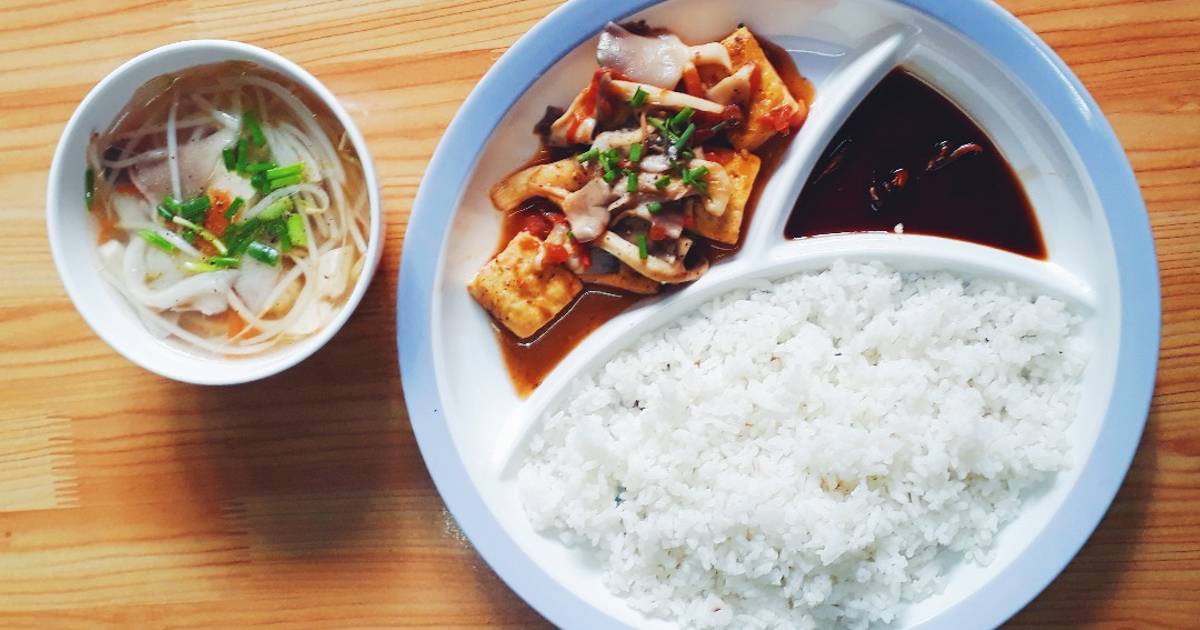 Cơm chay: Đậu hũ sốt cà chua nấm + canh