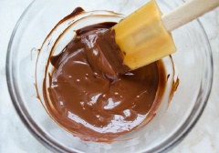 Trong lúc chờ bánh nguội thì chúng ta làm phần kem bên trên nhé. Bẻ nhỏ chocolate sữa vào tô, đặt trong lò vi sóng quay chảy. Sau đó cho 250g bơ, 110g đường bột, 80g bột cacao, muối và xay thật đều mịn. Thêm siro bắp vào tiếp tục xay nhuyễn và cho phần chocolate sữa tan chảy vào xay tiếp đến khi thành hỗn hợp thật mịn, mượt là được. Bánh đã nguội hẳn bạn lấy ra, bắt phần kem vừa chuẩn bị lên trên là hoàn thành rồi đó.