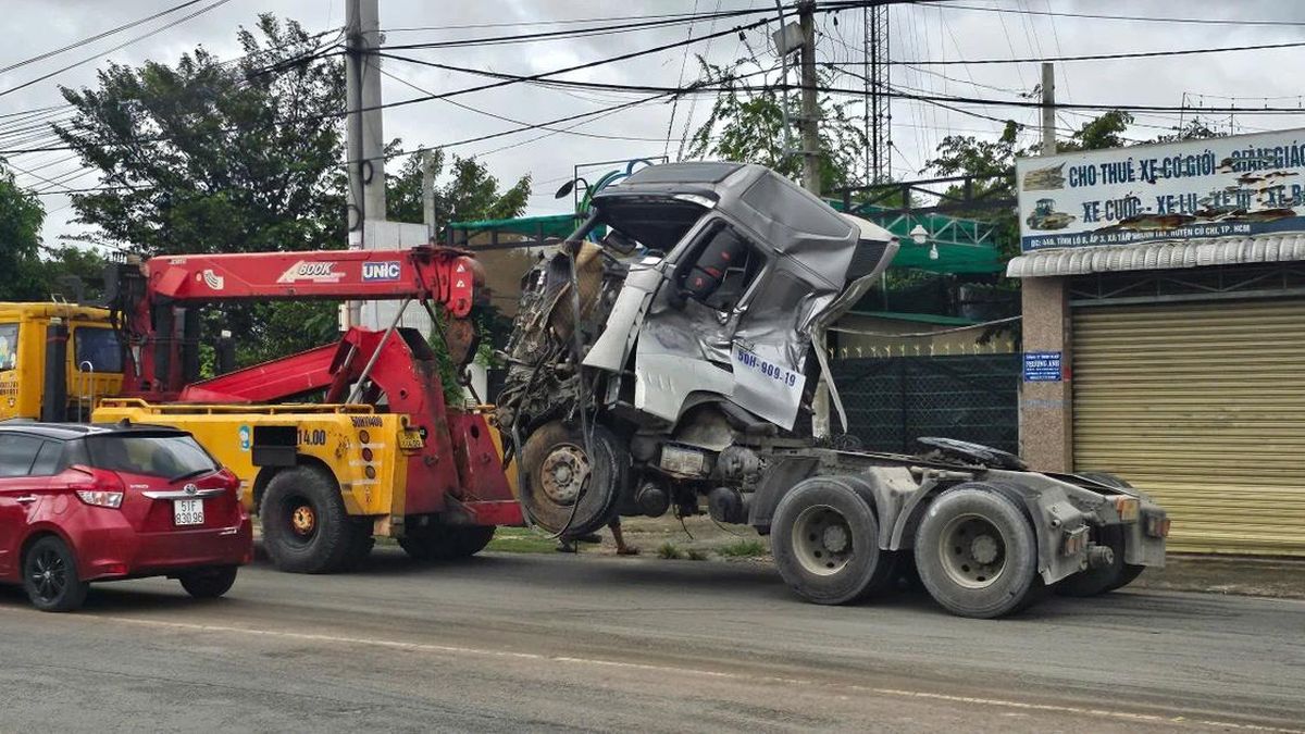 Phá ca bin cứu hai người mắc kẹt sau cú đối đầu của hai xe tải - Báo Tiền Phong