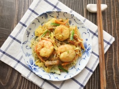 Hủ tiếu xào kiểu Singapore mềm dai thấm đậm phần nước sốt mằn mặn, đậm đà. Cách làm món hủ tiếu xào này cực kì đơn giản và dễ thực hiện, bạn hãy thử chế biến ngay nhé.