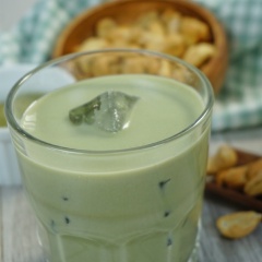 Sữa hạt điều trà xanh dùng nóng hay lạnh đều ngon, có thể bảo quản trong tủ lạnh từ 1-2 ngày. Sữa thơm nhẹ, ngọt thanh và hơi đắng của trà xanh, bùi bùi của hạt điều thật ngon!