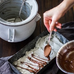 Chocolate đen hấp cách thủy cho nóng chảy, sau đó rưới lên bề mặt kem sau 5 lần đánh tan băng, kem để thêm khoảng 2 giờ nữa là có thể dùng được.