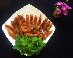 Bao tử heo khìa nước dừa với thịt bao tử heo được sơ chế sạch sẽ, khử sạch mùi hôi, được tẩm ướp đầy đủ gia vị rồi đem khìa với nước dừa tươi một cách tự nhiên cho món ăn giòn sần sật, dai ngon hấp dẫn.
