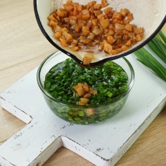 Làm mỡ hẹ: Trộn hẹ tăm cắt nhỏ với 1 ít muối. Thắng mỡ heo, để nguội bớt rồi đổ mỡ vào chén hẹ tăm, trộn đều cho hẹ vừa chín.