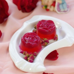 Giữ lạnh cho đến khi rau câu đông lại là thưởng thức được rồi đó! Nếu dùng khuôn hình hoa hồng thì món rau câu của bạn trông sẽ như một bông hoa thực thụ luôn! Rau câu vừa thơm, màu sắc lại đẹp mắt, ăn man mát thích lắm!