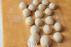 Nhào tay thêm 1 phút nữa rồi chia bột thành các viên tròn nhỏ, phủ kín để bột nghỉ khoảng 5 phút. Sau đó, cán mỏng viên bột, đặt nhân vào giữa, bọc kín rồi đem hấp cách thủy khoảng 10 phút.
