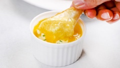Xếp chả giò ra đĩa, chấm kèm với nước sốt chanh dây, thưởng thức món khi còn nóng. Chả giò rau củ phô mai thơm ngon, giòn tan trong miệng, phần nhân bên trong béo béo, mặn mặn của phô mai kết hợp với vị ngọt tự nhiên từ các loại rau củ sẽ khiến cho bạn càng ăn càng mê.