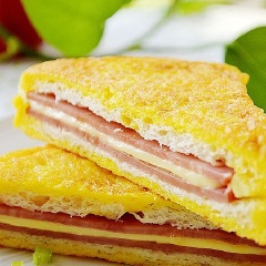 Nếu không muốn ăn các loại bánh sandwich kẹp thịt thông thường, bạn có thể thử món sandwich kẹp giăm bông phô mai chiên giòn sau đây nhé.