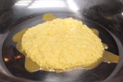 Đánh tan 70g bơ, 1/8 muỗng cà phê vani và đường bột trong 1 tô rồi cho trứng gà vào, tiếp tục trộn đều.