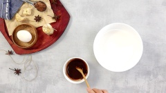 Rang 4-5 hoa hồi trên chảo nóng cho dậy mùi thơm (để hương thơm hoa hồi được tỏa ra nhiều hơn thì cho hoa hồi rang vào cối giã nhuyễn). Trộn đều hoa hồi rang với 300ml nước cốt dừa, 100ml sữa đặc và 10gr bột ca cao, khuấy đều để hỗn hợp được hòa quyện với nhau.