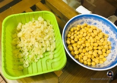 Ngâm đậu gà trong 15h cho nở, để dễ nấu. Cho đậu gà vào nồi áp suất ninh chín, rồi bóc bỏ lớp vỏ bên ngoài.