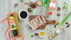 Để làm món Sườn cây sốt Teriyaki đầu tiên bạn chặt sườn thành những khúc không quá ngắn cũng không quá dài (khoảng 10cm) để khi thành phẩm món ăn được bắt mắt hơn. Sau đó đem sườn đi rửa sạch và để ráo nước.