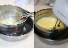 Cho trứng vào tô sâu lòng, bên dưới bạn để một thau nước nóng, thêm 100gr đường vào đánh chung với trứng. Đầu tiên là bọt khí sẽ rất to, trứng loãng. Tiếp theo bọt khí từ từ nhỏ dần và trứng tăng thể tích (bông) rất nhanh. Tiếp tục đánh thì các bọt khí này sẽ nhỏ dần, nhỏ dần và cuối cùng là gần như biến mất. Cho thêm 5ml mật ong vào.