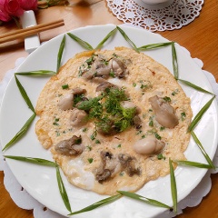 Trứng đúc hàu béo thơm, thịt hàu ngọt dai dai không chỉ làm món ăn cơm ngon miệng mà còn bổ dưỡng. Thích hợp làm món ăn sáng hay món chính cho bữa cơm.