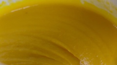 Chế hỗn hợp vào nồi đun lửa vừa, khuấy đều tay đến khi hỗn hợp nóng lên, bốc khói. Tiếp tục khuấy đến khi sốt sệt quánh, dẻo mịn, đánh thấy nặng tay và tạo vân thì nhắc nồi xuống.