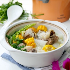Bạn nêm thêm muối và đun cho đến khi khoai tây, củ cải chín thì tắt bếp. Canh xương nấu rau củ là món ăn quen thuộc với nhiều gia đình.