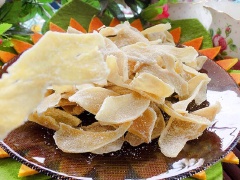 Mứt gừng cay ngọt với những lát mứt gừng mỏng giòn, vị ngòn ngọt, cay cay ấm bụng. Thích hợp làm món ăn nhâm nhi hoặc đãi khách đến chơi nhà trong những ngày Tết lạnh đầu năm.