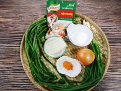 Tàu hủ rửa sạch, vắt bớt nước cho ráo rồi tán nhuyễn. Hành tây sắt nhỏ ( băm vừa cũng được). Đem trộn tàu hủ, hành tây và với bột chiên giòn, bột nghệ với các gia vị muối, đường, bột ngọt, và hạt niêm chay knorr nấm hương nhé. Khẩu ví tùy bạn gia giảm theo gia đình. Xong để đó tí xíu nhé.