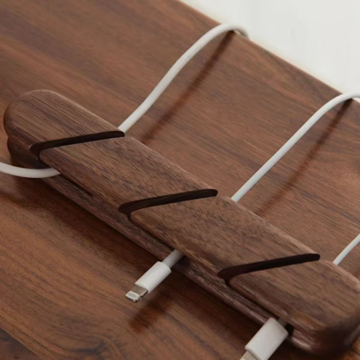 Holz-Kabelorganizer mit Schlitzen