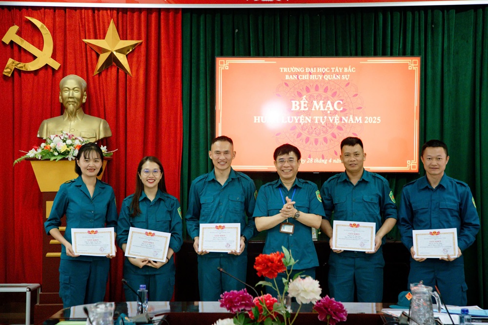 Ban chỉ huy quân sự Trường Đại học Tây Bắc tổ chức lễ dâng hương tại nghĩa trang Liệt sĩ thành phố Sơn La và bế mạc huấn luyện tự vệ năm 2025