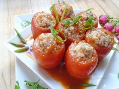 Hải sản nhồi cà chua với những trái cà chua chín mộng đỏ au, được lấy sạch ruột rồi nhồi vào hỗn hợp hải sản, nấm băm nhuyễn, hấp chín, sau đó dội nước sốt lên, giúp cà vẫn giữ được độ cứng hợp lý, trông bắt mắt hơn.