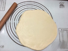 Đổ bột mì, bơ, sữa tươi, men nở, 1 quả trứng, đường ra bát và trộn đều. Nhào bột đến khi bột mềm mịn. Dùng màng bọc thực phẩm bọc kín thau và ủ bột khoảng 25 phút, lấy bột ra để sử dụng. Ớt chuông xanh, đỏ, vàng rửa sạch, thái khoanh tròn mỏng. Hành tây bóc vỏ thái mỏng. Thịt gà cho vào nồi đảo cho chín tái. Đổ ra bát để riêng. Cho bột ra thớt, cán bột thành khoanh tròn, mỏng.