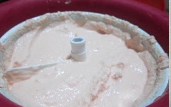 Cho hỗn hợp vào máy làm kem, làm theo hướng dẫn.