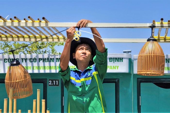 Công nhân mồ hôi ướt áo dựng sân khấu khai mạc Năm du lịch quốc gia tại Gia Lai - Báo VTC News