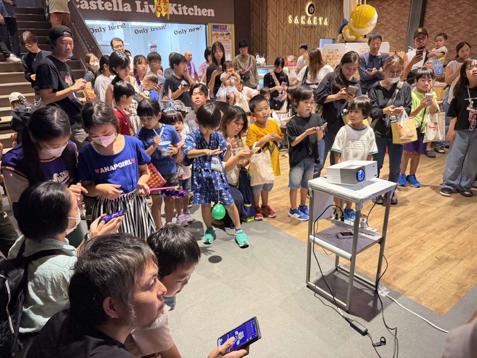 イベントに参加する来場者の笑顔と会場の賑わい