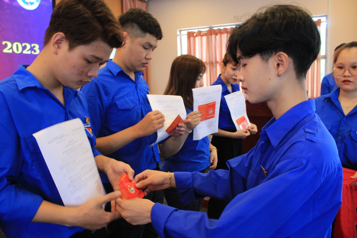 … Bí thư chi đoàn 22QT trao thẻ đoàn viên cho đoàn viên mới