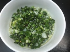 Làm mỡ hành: Trong 1 cái chảo khác, làm nóng 3 muỗng canh dầu ăn, cho hành lá vào, đảo đều khoảng 1 phút.