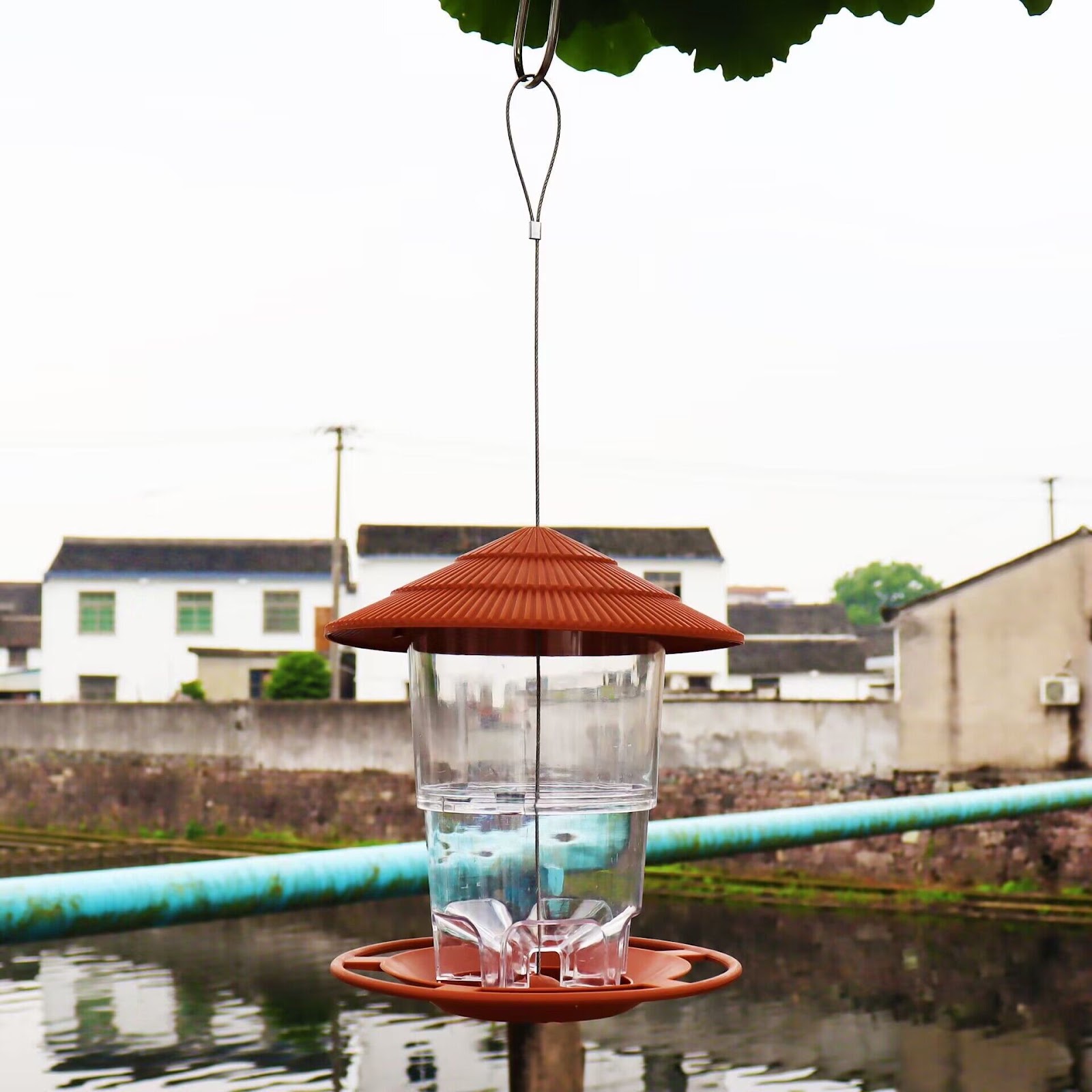 Extendable bird feeder for hanging