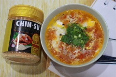 Nêm nếm gia vị, thêm ít nước mắm CHIN-SU cho vừa miệng, thêm hành ngò thái nhỏ và thưởng thức thôi! Cùng thực hiện món canh nóng hổi và bổ dưỡng này cho bữa cơm chiều của cả nhà nhé!