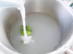 Sau đó đổ từ từ hỗn hợp bột năng đã hòa với nước vào khuấy liên tục cho nước trong sánh. Tiếp đến cho xôi đậu xanh và muối vào nhẹ nhàng khuấy đều.