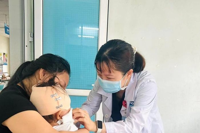 Bé gái 19 tháng tuổi nhập viện cấp cứu sau khi bị chó nhà cắn vào đầu, mặt - Báo Tri thức &amp; Cuộc sống