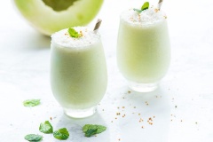 Cho sinh tố ra ly và trang trí tùy thích cho xinh xắn. Sinh tố dưa lưới là một loại thức uống phổ biến vào những ngày hè nóng nực. Với hương vị thanh mát và ngon ngọt của dưa lưới khiến bất cứ ai cũng phải thèm.