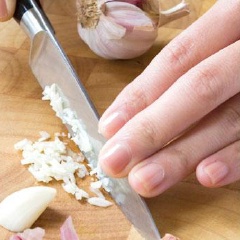 Tỏi bằm nhuyễn. Thân hành lá cắt nhỏ, đầu trắng hành lá băm nhỏ.