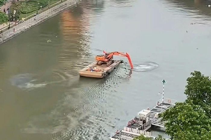 Cận cảnh máy xúc 'làm xiếc' trên sông Sài Gòn - Tạp chí Tri thức