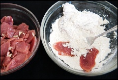 Trộn đều bột mì, bột bắp với 1 muỗng canh muối tiêu. Sau đó, phủ bột đều lên từng miếng thịt đã ướp.